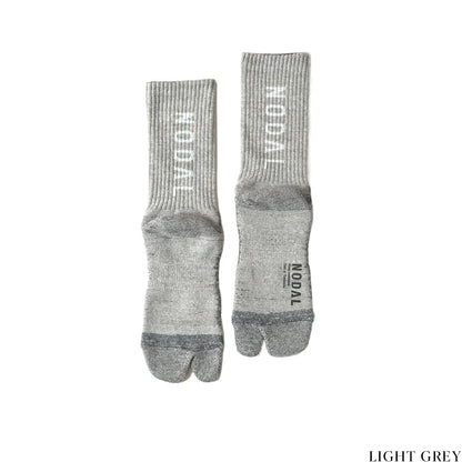 NODAL（ノーダル）の定番モデル「LOGO SOCKS」をより高い機能性にアップデートしたソックス「LOGO GRIP SOCKS」のLIGHT GREYカラーの背面の商品写真
