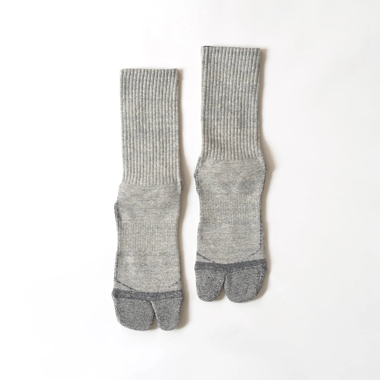 NODAL（ノーダル）の定番モデル「LOGO SOCKS」をより高い機能性にアップデートしたソックス「LOGO GRIP SOCKS」のLIGHT GREYカラーの正面の商品写真