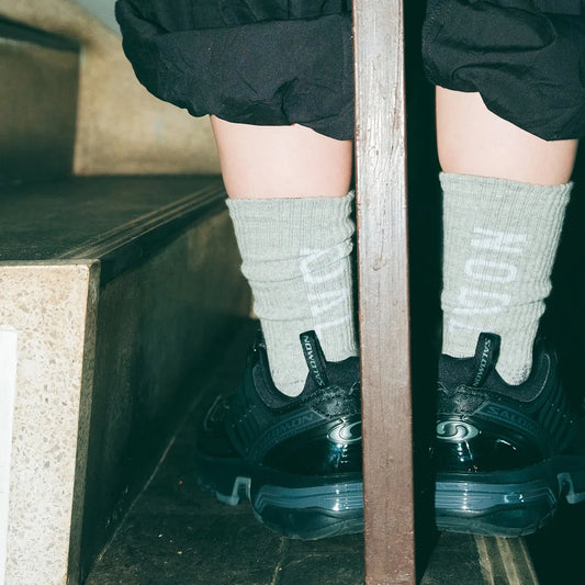NODAL（ノーダル）の定番モデル「LOGO SOCKS」をより高い機能性にアップデートしたソックス「LOGO GRIP SOCKS」のLIGHT GREYカラーの着用画像