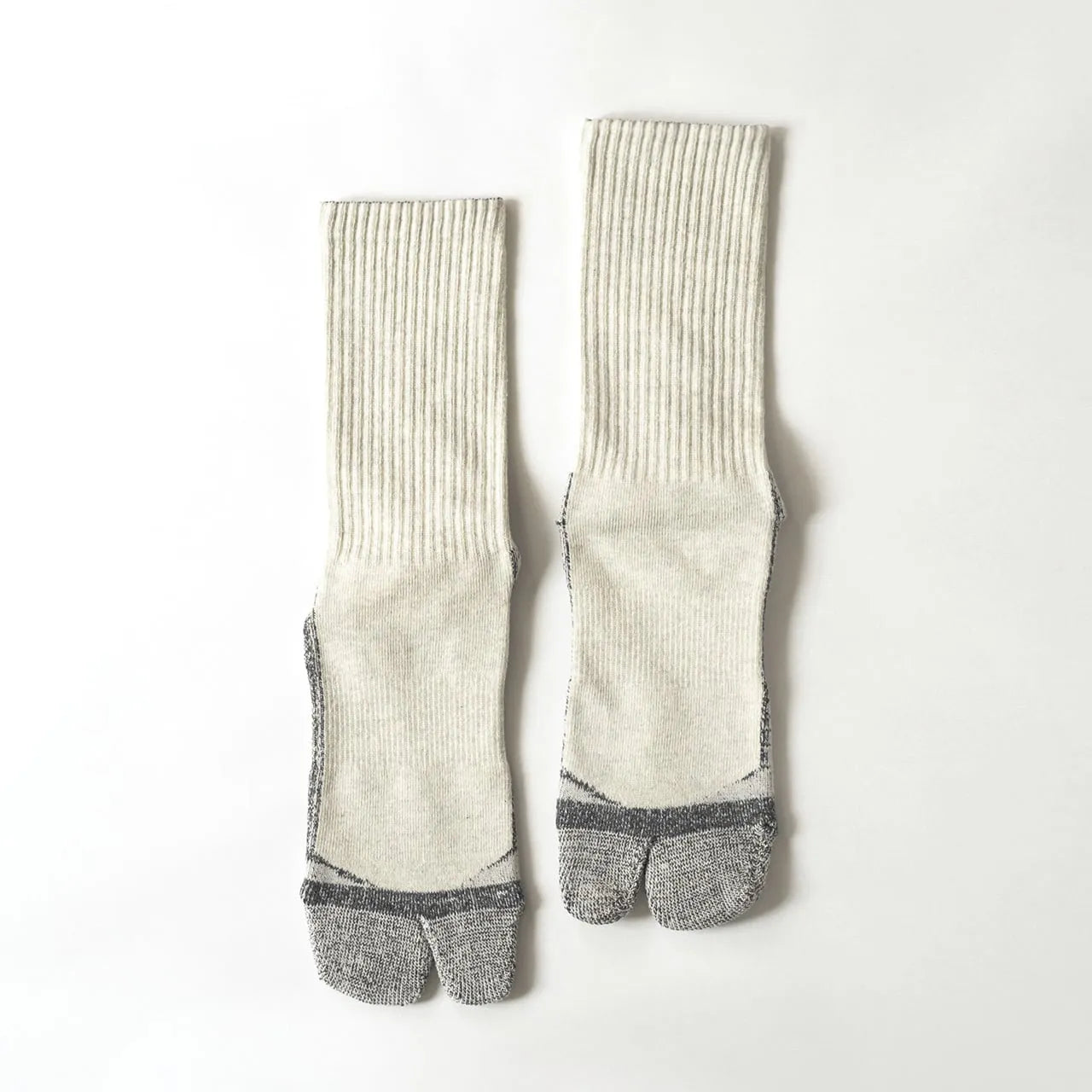 NODAL（ノーダル）の定番モデル「LOGO SOCKS」をより高い機能性にアップデートしたソックス「LOGO GRIP SOCKS」のOATMEALカラーの正面の商品写真