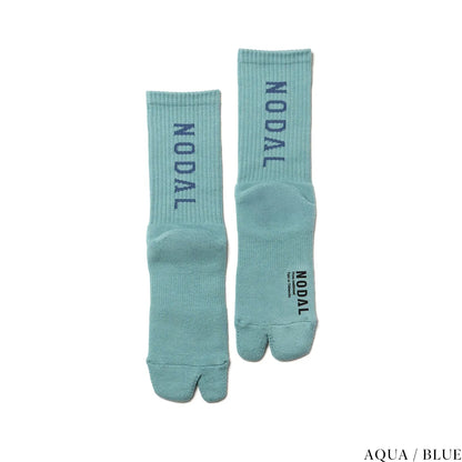 NODAL（ノーダル）ロゴを背面に配し存在感を放つソックス「LOGO SOCKS」のAQUA&BLUEカラーの商品写真