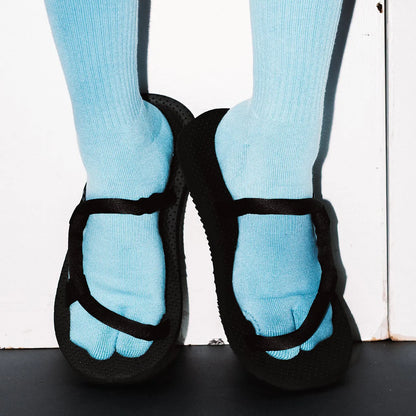 NODAL（ノーダル）ロゴを背面に配し存在感を放つソックス「LOGO SOCKS」のAQUA&BLUEカラーの着用画像