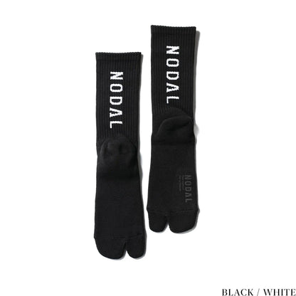 NODAL（ノーダル）ロゴを背面に配し存在感を放つソックス「LOGO SOCKS」のBLACK&WHITEカラーの商品写真