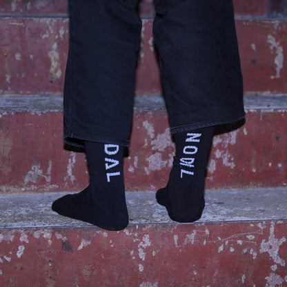 NODAL（ノーダル）ロゴを背面に配し存在感を放つソックス「LOGO SOCKS」のBLACK&WHITEカラーの着用画像