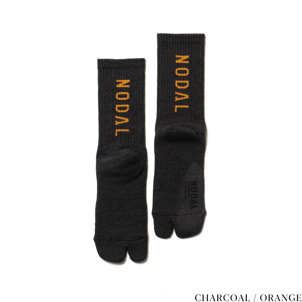 NODAL（ノーダル）ロゴを背面に配し存在感を放つソックス「LOGO SOCKS」のCHARCOAL&ORANGEカラーの商品写真