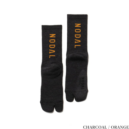 NODAL（ノーダル）ロゴを背面に配し存在感を放つソックス「LOGO SOCKS」のCHARCOAL&ORANGEカラーの商品写真