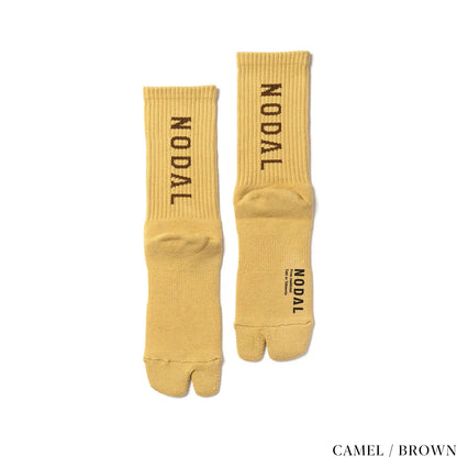 NODAL（ノーダル）ロゴを背面に配し存在感を放つソックス「LOGO SOCKS」のCAMEL&BROWNカラーの商品写真