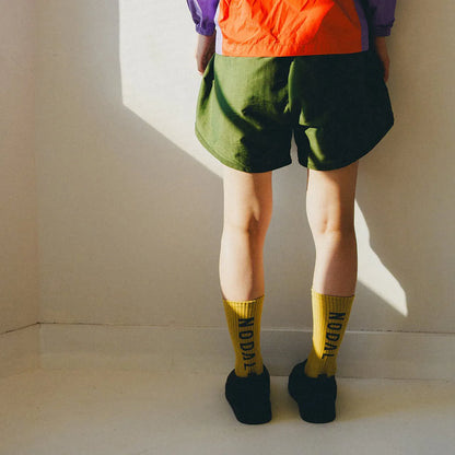 NODAL（ノーダル）ロゴを背面に配し存在感を放つソックス「LOGO SOCKS」のCAMEL&BROWNカラーの着用画像