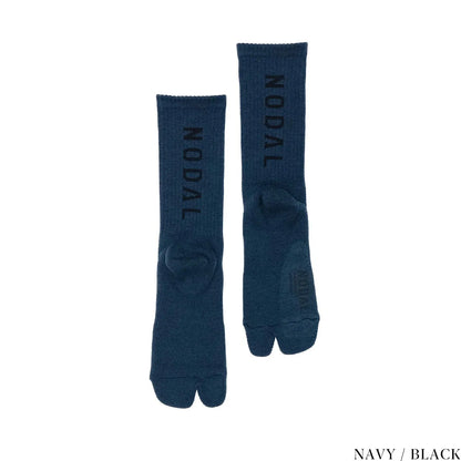 NODAL（ノーダル）ロゴを背面に配し存在感を放つソックス「LOGO SOCKS」のNAVY&BLACKカラーの商品写真