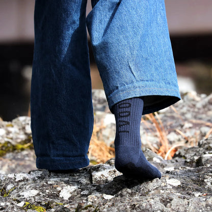 NODAL（ノーダル）ロゴを背面に配し存在感を放つソックス「LOGO SOCKS」のNAVY&BLACKカラーの着用画像