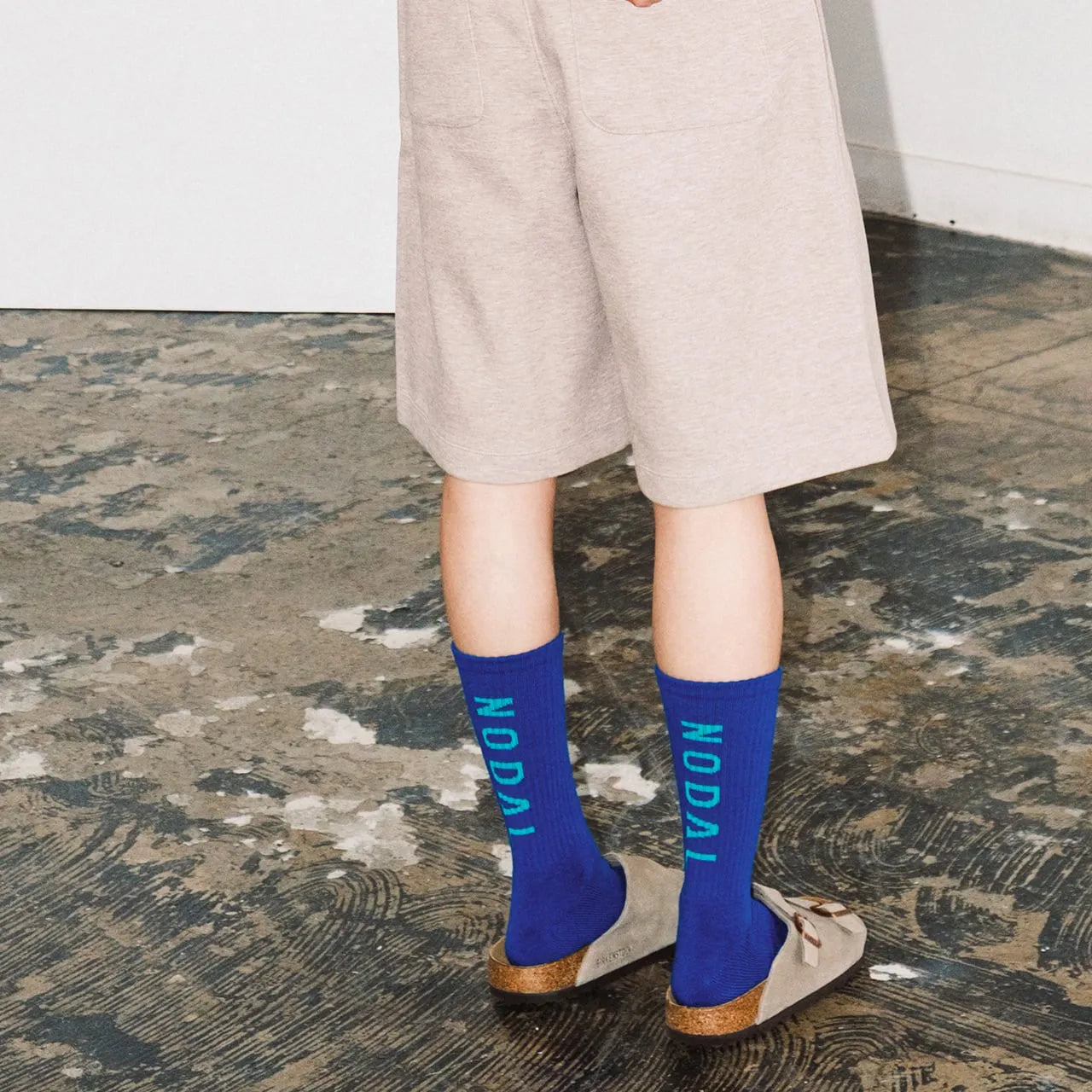 NODAL（ノーダル）ロゴを背面に配し存在感を放つソックス「LOGO SOCKS」のROYAL BLUE&GREENカラーの着用画像