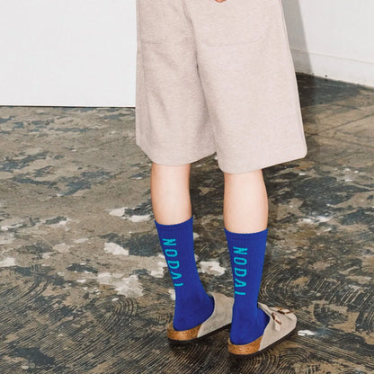 NODAL（ノーダル）ロゴを背面に配し存在感を放つソックス「LOGO SOCKS」のROYAL BLUE&GREENカラーの着用画像