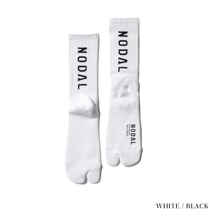 NODAL（ノーダル）ロゴを背面に配し存在感を放つソックス「LOGO SOCKS」のWHITE&BLACKカラーの商品写真