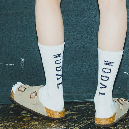 NODAL（ノーダル）ロゴを背面に配し存在感を放つソックス「LOGO SOCKS」のWHITE&BLACKカラーの着用画像