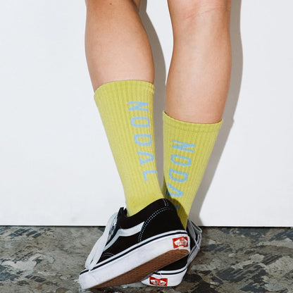 NODAL（ノーダル）ロゴを背面に配し存在感を放つソックス「LOGO SOCKS」のYELLOW GREEN&LT BLUEカラーの着用画像