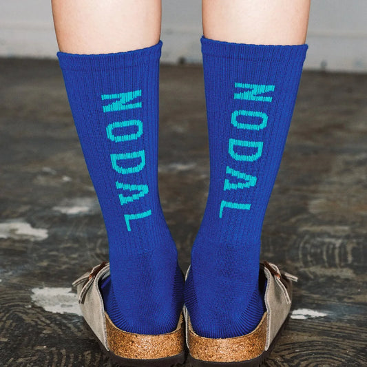 NODAL（ノーダル）ロゴを背面に配し存在感を放つソックス「LOGO SOCKS」のROYAL BLUE&GREENカラーの着用画像