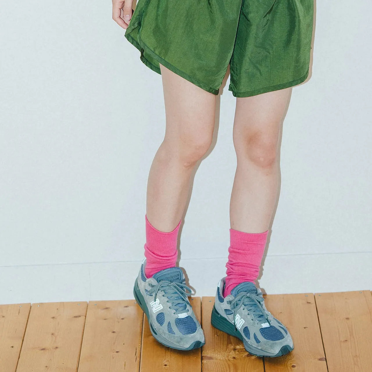 NODAL（ノーダル）を代表する日常に寄り添う高品質ソックス「NEW STANDARD SOCKS」の PINKカラーの着用画像