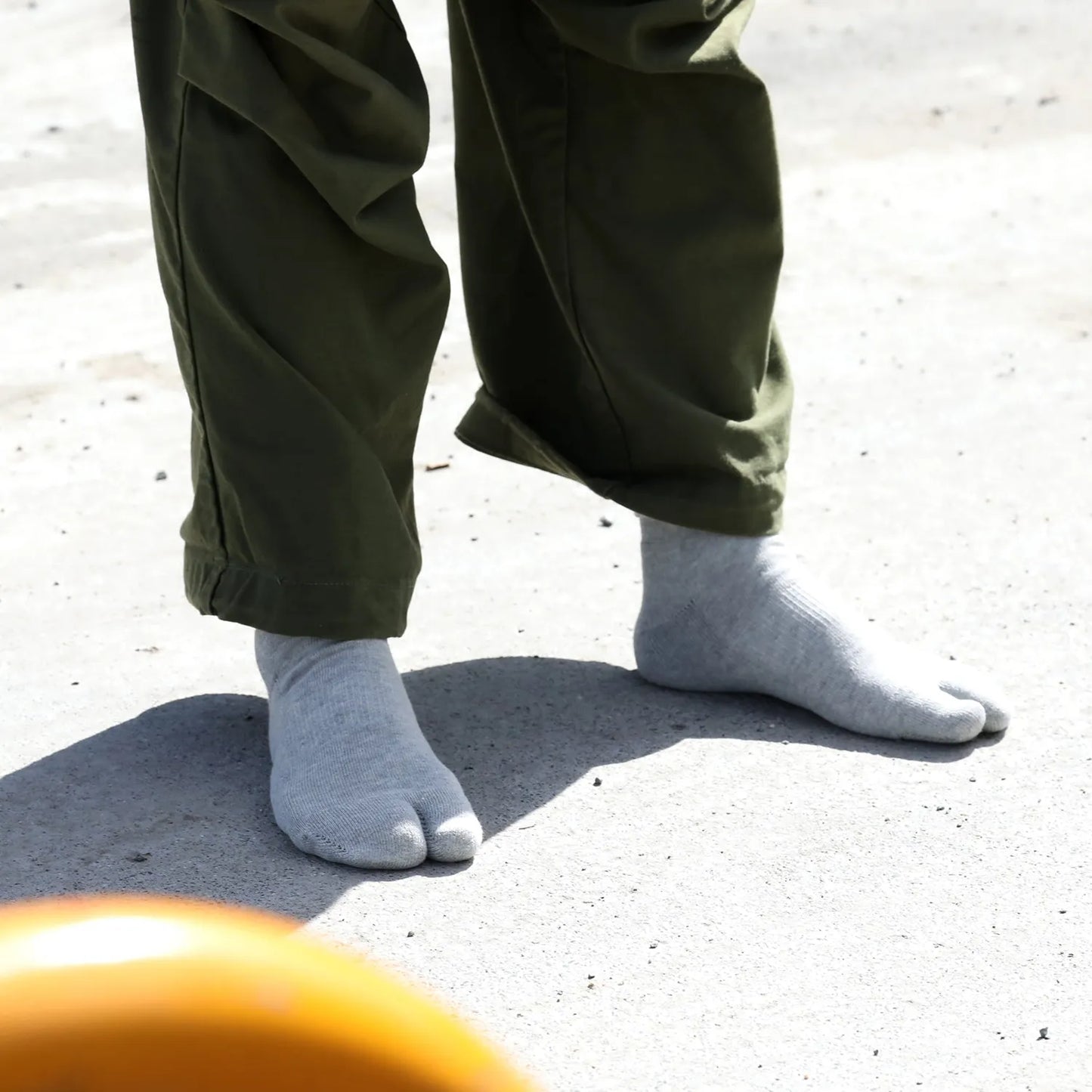 NODAL（ノーダル）を代表する日常に寄り添う高品質ソックス「NEW STANDARD SOCKS」のHEATHER GREYカラーの着用画像