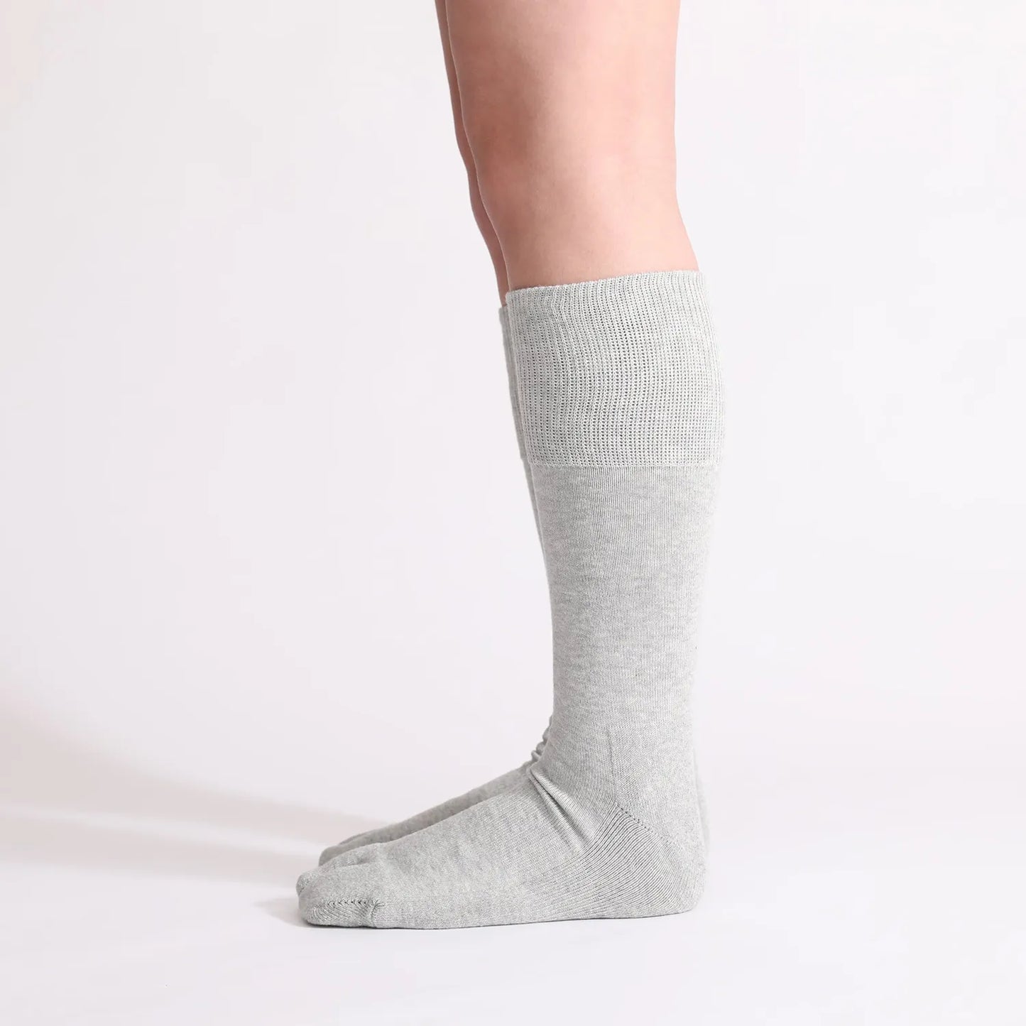 NODAL（ノーダル）を代表する日常に寄り添う高品質ソックス「NEW STANDARD SOCKS」のHEATHER GREYカラーの着用画像