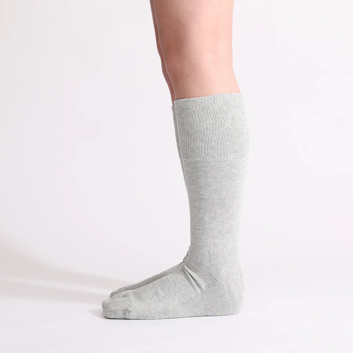 NODAL（ノーダル）を代表する日常に寄り添う高品質ソックス「NEW STANDARD SOCKS」のHEATHER GREYカラーの着用画像