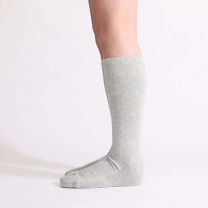 NODAL（ノーダル）を代表する日常に寄り添う高品質ソックス「NEW STANDARD SOCKS」のHEATHER GREYカラーの着用画像
