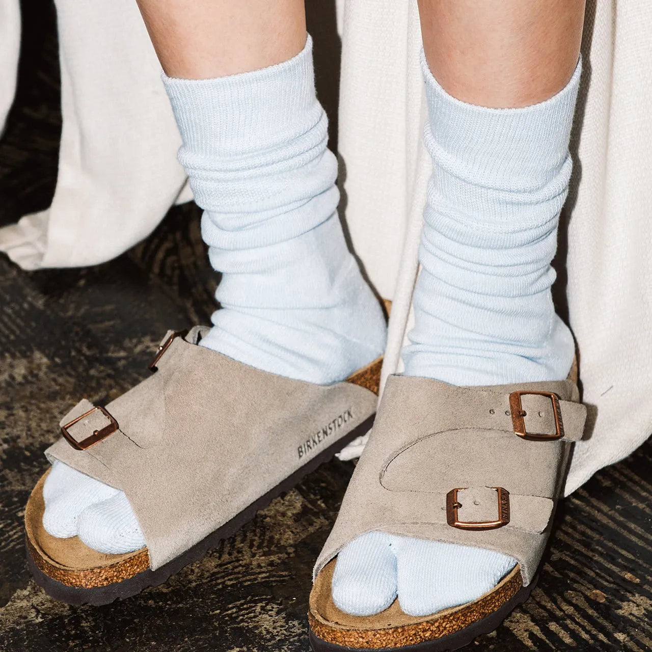 NODAL（ノーダル）を代表する日常に寄り添う高品質ソックス「NEW STANDARD SOCKS」のPALE BLUEカラーの着用画像