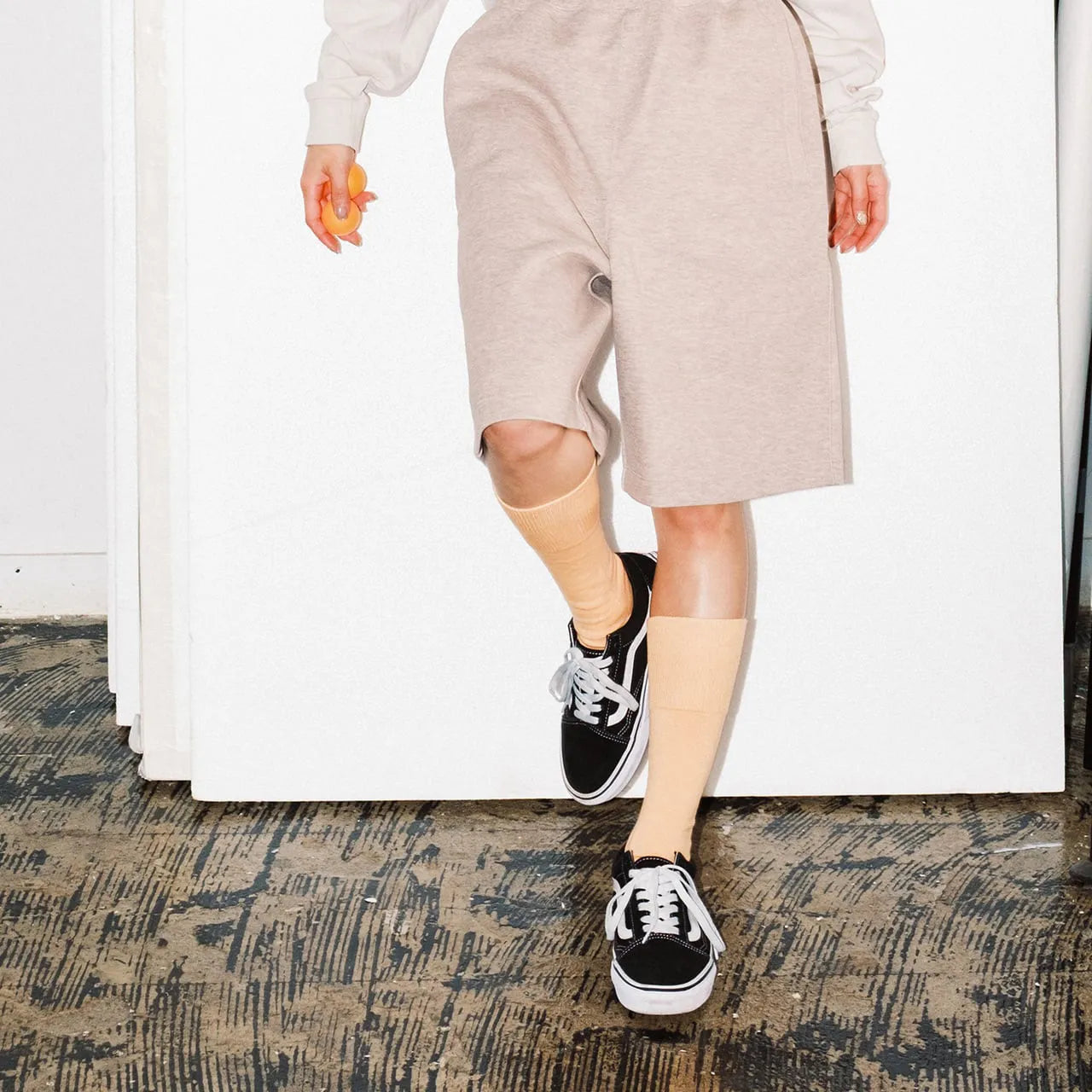 NODAL（ノーダル）を代表する日常に寄り添う高品質ソックス「NEW STANDARD SOCKS」のPALE ORANGEカラーの着用画像