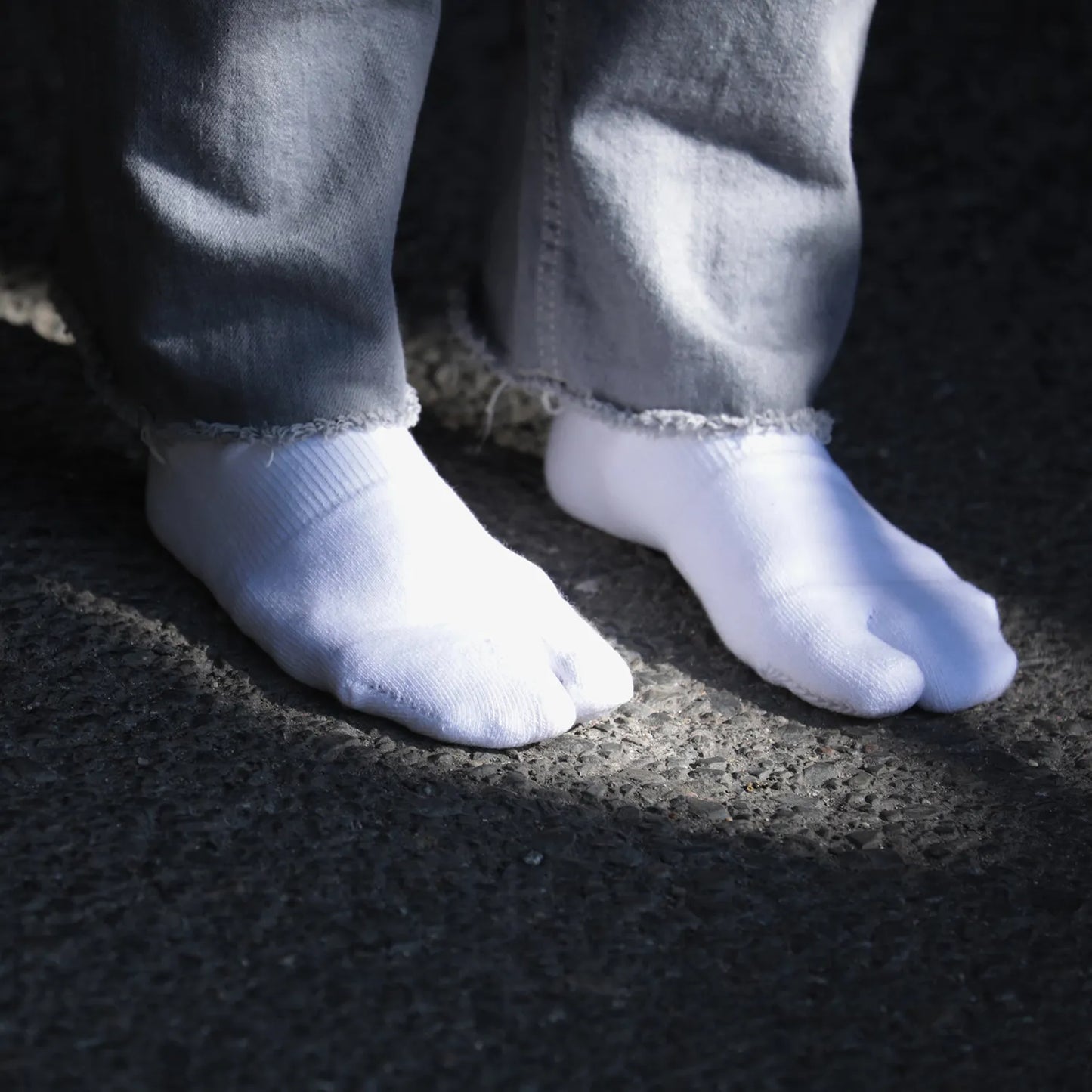 NODAL（ノーダル）を代表する日常に寄り添う高品質ソックス「NEW STANDARD SOCKS」のSARASHIカラーの着用画像