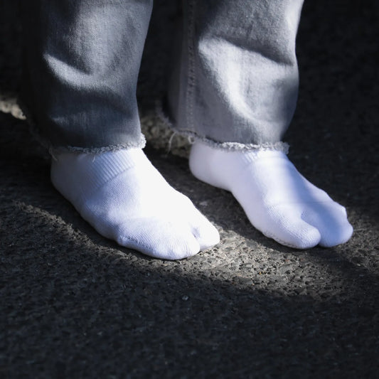 NODAL（ノーダル）を代表する日常に寄り添う高品質ソックス「NEW STANDARD SOCKS」のSARASHIカラーの着用画像