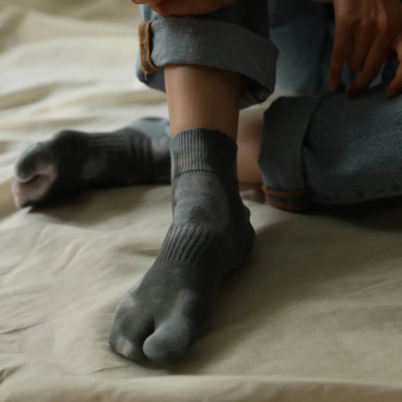 NODAL（ノーダル）のタイダイアンクルソックス「TIE DYE ANCLE SOCKS」のLIGHT GREY&CHARCOALカラーの着用写真