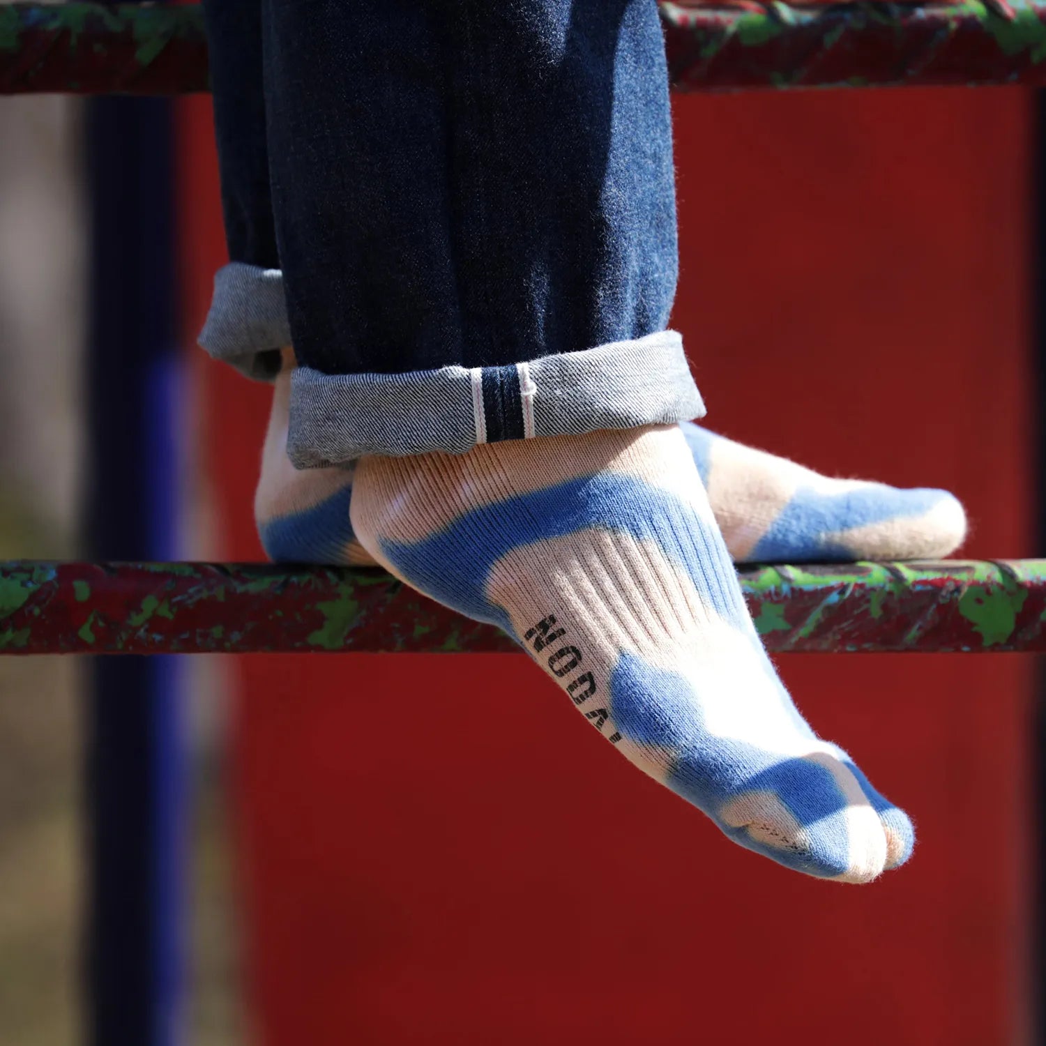 NODAL（ノーダル）のタイダイアンクルソックス「TIE DYE ANCLE SOCKS」のORANGE&BLUEカラーの着用写真