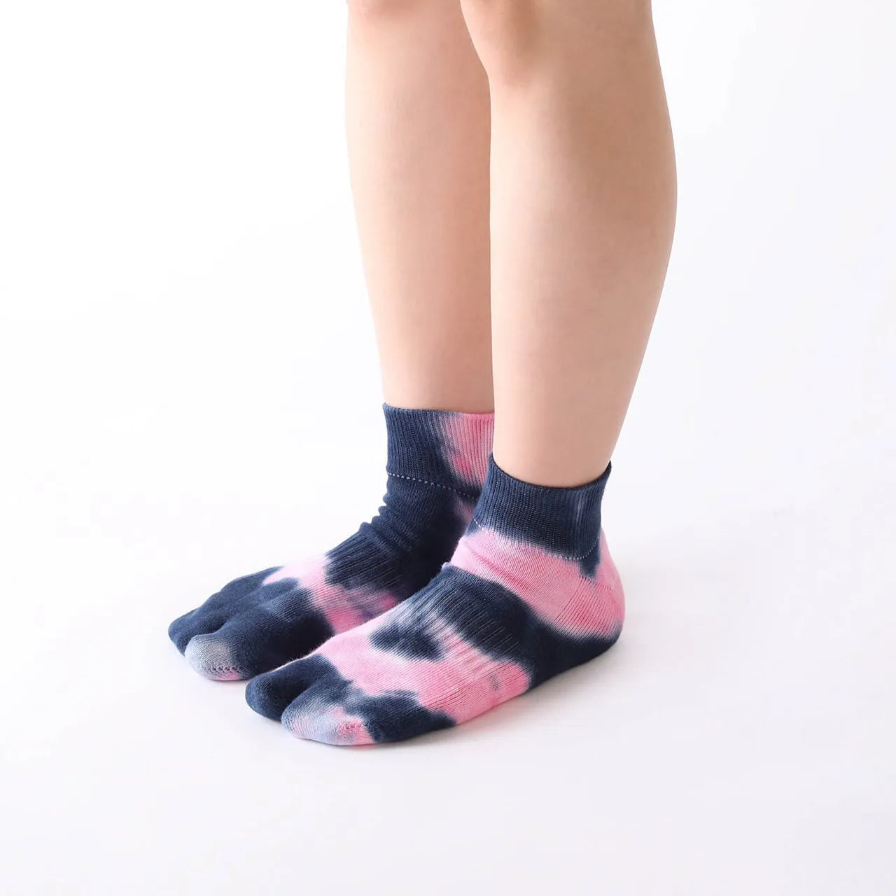 NODAL（ノーダル）のタイダイアンクルソックス「TIE DYE ANCLE SOCKS」のPINK&NAVYカラーの着用写真