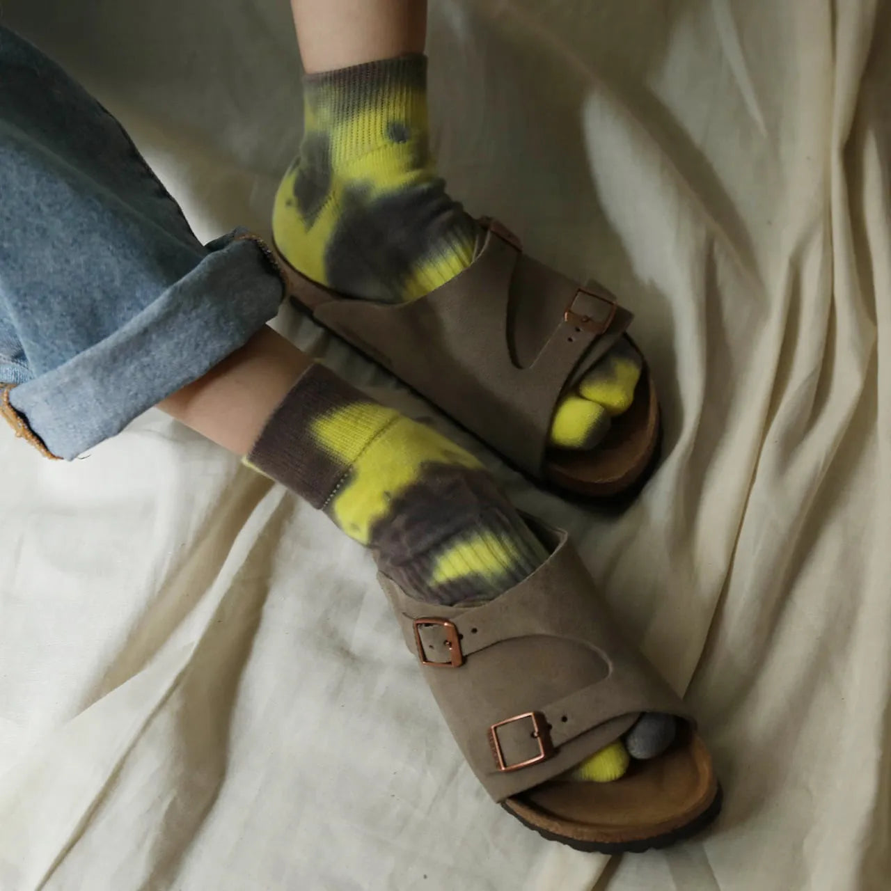 NODAL（ノーダル）のタイダイアンクルソックス「TIE DYE ANCLE SOCKS」のYELLOW&CHARCOALカラーの正面からの着用写真
