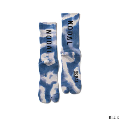 NODAL（ノーダル）の定番のLOGO SOCKSを職人の手染めでタイダイ加工したソックス「TIE DYE LOGO SOCKS」のBLUEカラーの背面からの商品写真