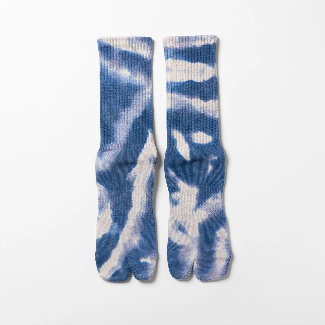 NODAL（ノーダル）の定番のLOGO SOCKSを職人の手染めでタイダイ加工したソックス「TIE DYE LOGO SOCKS」のBLUEカラーの正面からの商品写真