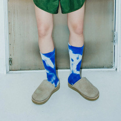 NODAL（ノーダル）の定番のLOGO SOCKSを職人の手染めでタイダイ加工したソックス「TIE DYE LOGO SOCKS」のBLUEカラーの正面からの着用写真