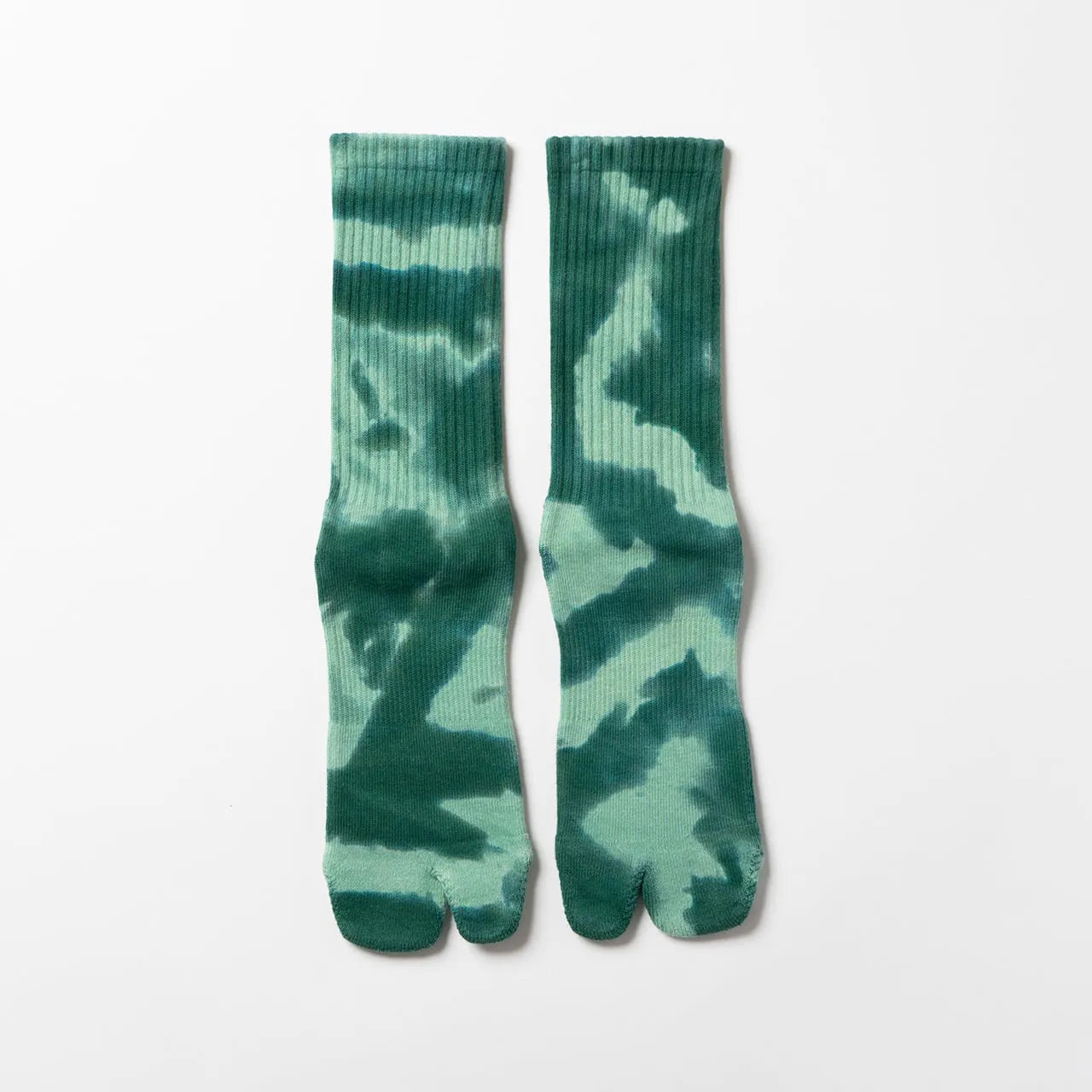 NODAL（ノーダル）の定番のLOGO SOCKSを職人の手染めでタイダイ加工したソックス「TIE DYE LOGO SOCKS」のGREENカラーの正面からの商品写真