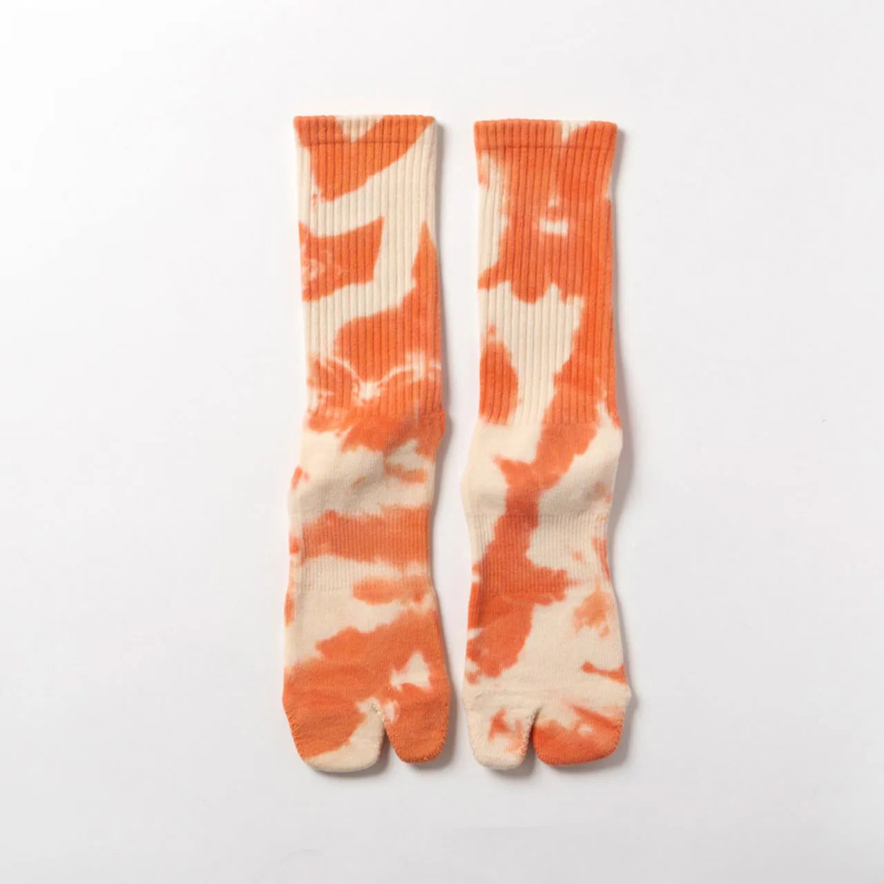 NODAL（ノーダル）の定番のLOGO SOCKSを職人の手染めでタイダイ加工したソックス「TIE DYE LOGO SOCKS」のORANGEカラーの正面からの商品写真