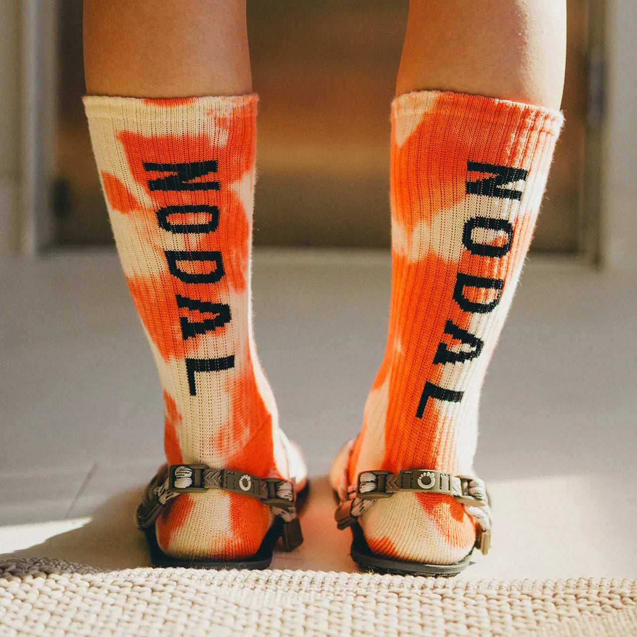 NODAL（ノーダル）の定番のLOGO SOCKSを職人の手染めでタイダイ加工したソックス「TIE DYE LOGO SOCKS」のORANGEカラーの背面からの着用写真