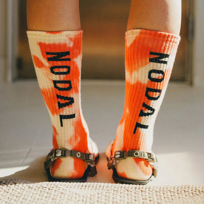 NODAL（ノーダル）の定番のLOGO SOCKSを職人の手染めでタイダイ加工したソックス「TIE DYE LOGO SOCKS」のORANGEカラーの背面からの着用写真