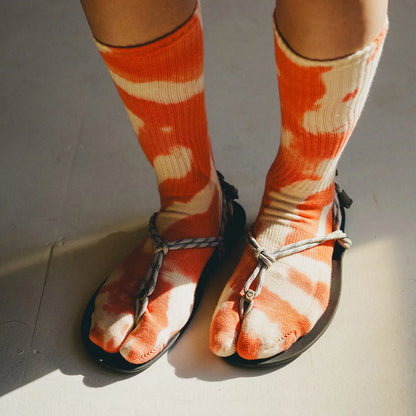 NODAL（ノーダル）の定番のLOGO SOCKSを職人の手染めでタイダイ加工したソックス「TIE DYE LOGO SOCKS」のORANGEカラーの正面からの着用写真
