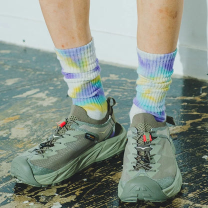 NODAL（ノーダル）のタイダイロングソックス「TIE DYE LONG SOCKS」のPURPLEカラーの着用写真