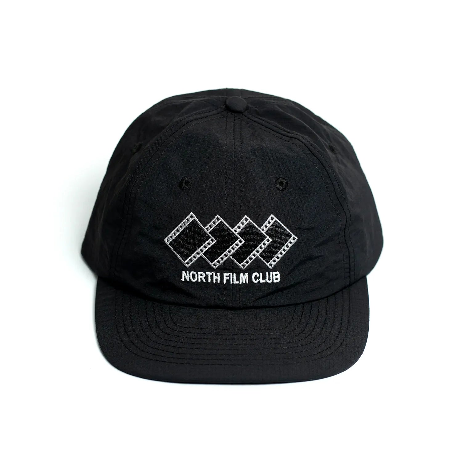 NORTH SKATE MAG(ノーススケートマグ)のリップストップナイロン性の6パネルキャップ「FILM CLUB RIPSTOP CAP」のBLACKカラーの正面からの写真