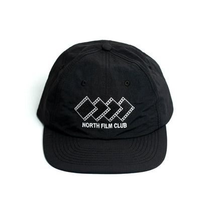 NORTH SKATE MAG(ノーススケートマグ)のリップストップナイロン性の6パネルキャップ「FILM CLUB RIPSTOP CAP」のBLACKカラーの正面からの写真