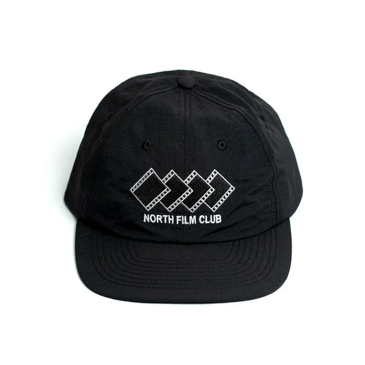 NORTH SKATE MAG(ノーススケートマグ)のリップストップナイロン性の6パネルキャップ「FILM CLUB RIPSTOP CAP」のBLACKカラーの正面からの写真