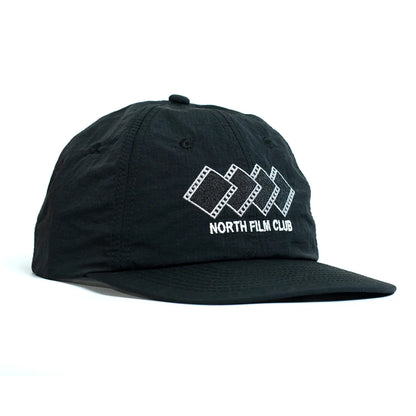 NORTH SKATE MAG(ノーススケートマグ)のリップストップナイロン性の6パネルキャップ「FILM CLUB RIPSTOP CAP」のBLACKカラーの斜め右正面からの写真