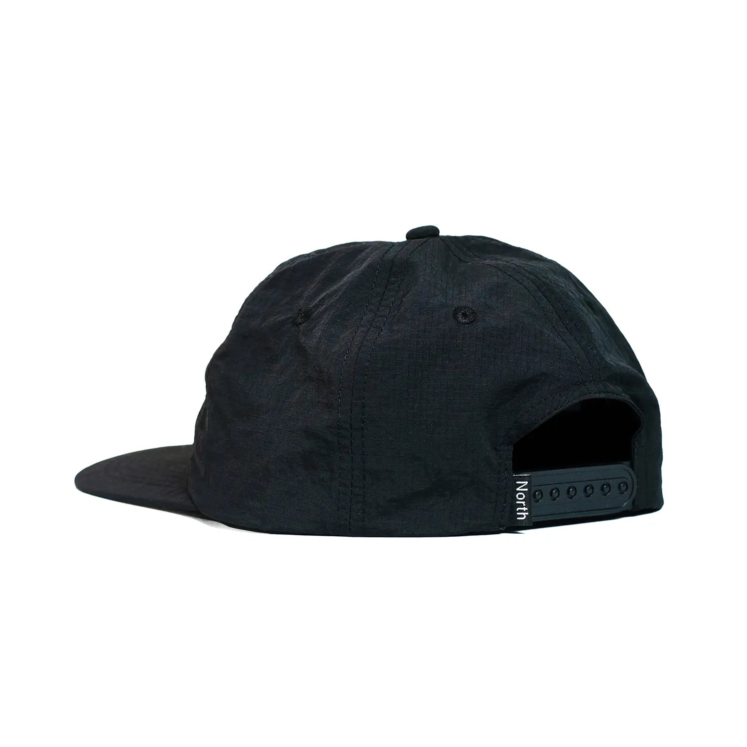 NORTH SKATE MAG(ノーススケートマグ)のリップストップナイロン性の6パネルキャップ「FILM CLUB RIPSTOP CAP」のBLACKカラーの背面からの写真