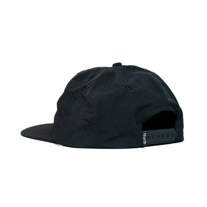 NORTH SKATE MAG(ノーススケートマグ)のリップストップナイロン性の6パネルキャップ「FILM CLUB RIPSTOP CAP」のBLACKカラーの背面からの写真