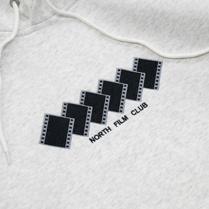 NORTH SKATE MAG(ノーススケートマグ)のフロントにデザインが刺繍で入る肉厚なパーカー「FILM CLUB HOODIE」のASHカラーの正面デザインの写真