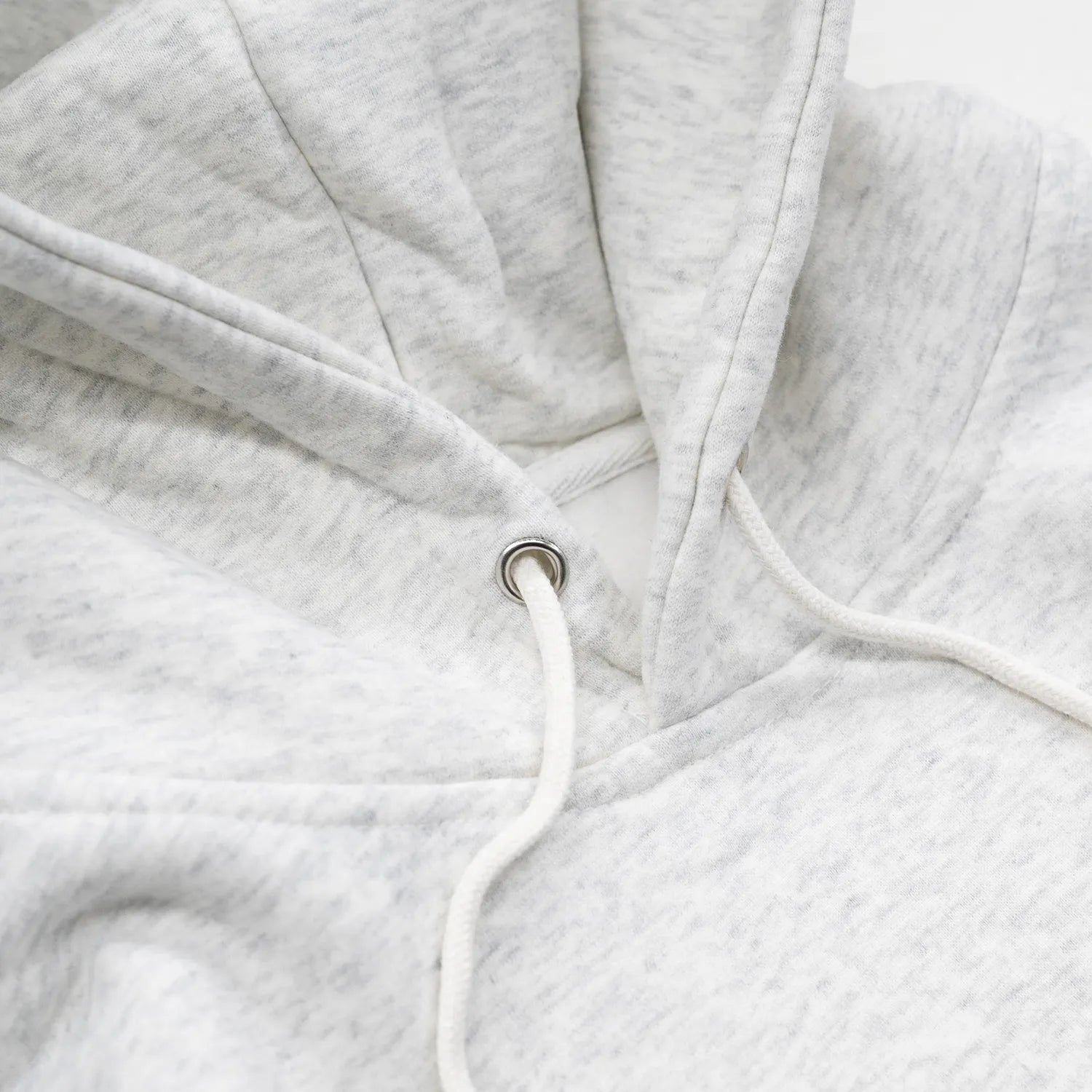 NORTH SKATE MAG(ノーススケートマグ)のフロントにデザインが刺繍で入る肉厚なパーカー「FILM CLUB HOODIE」のASHカラーの襟元の写真